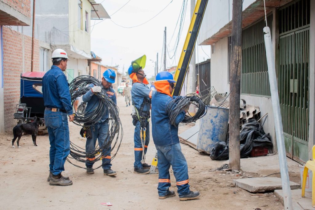 Enosa retira 400 metros de cable clandestino en Piura