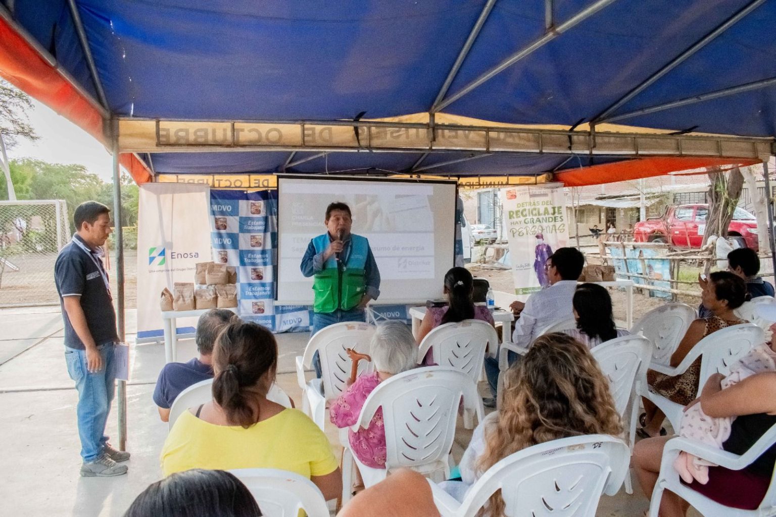 Enosa dando charla a los vecinos de la zona