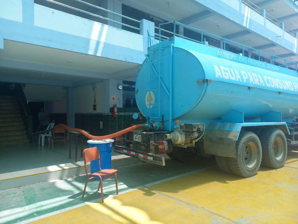 Municipalidad de Piura entrega agua a zonas afectadas por escasez