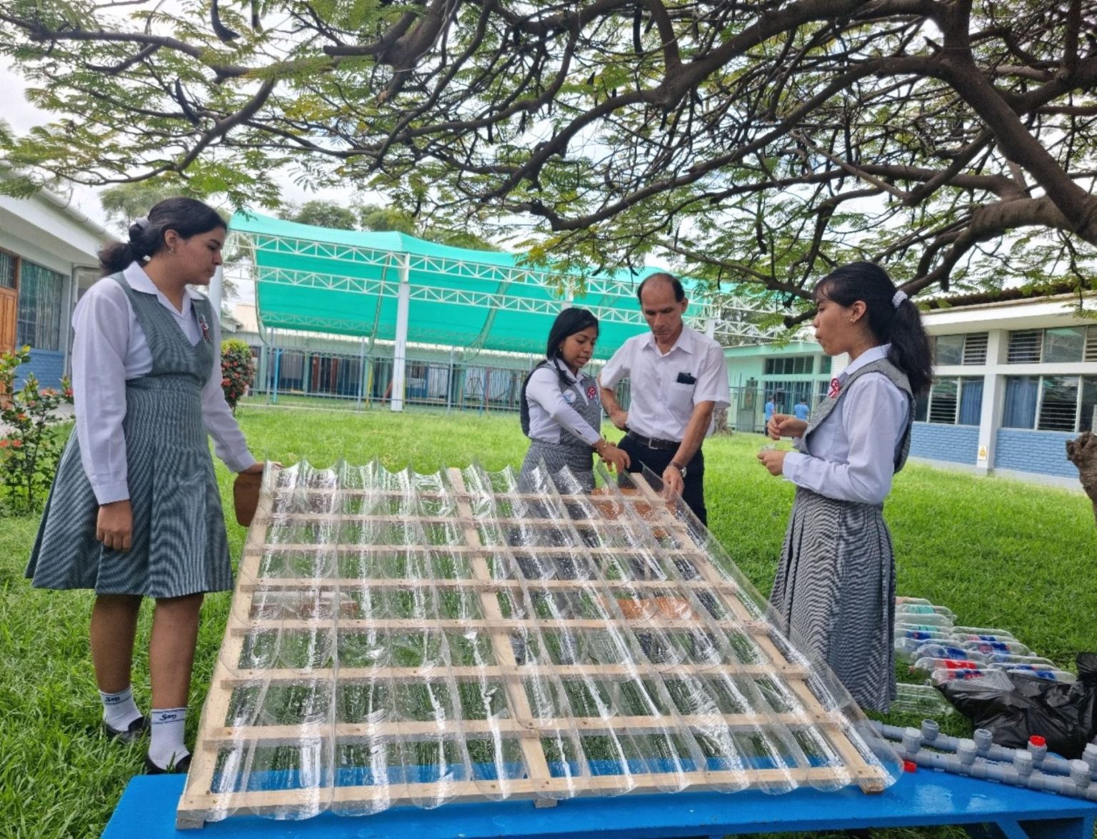 Estudiantes impulsan innovador proyecto ecológico para apoyar comunidades vulnerables