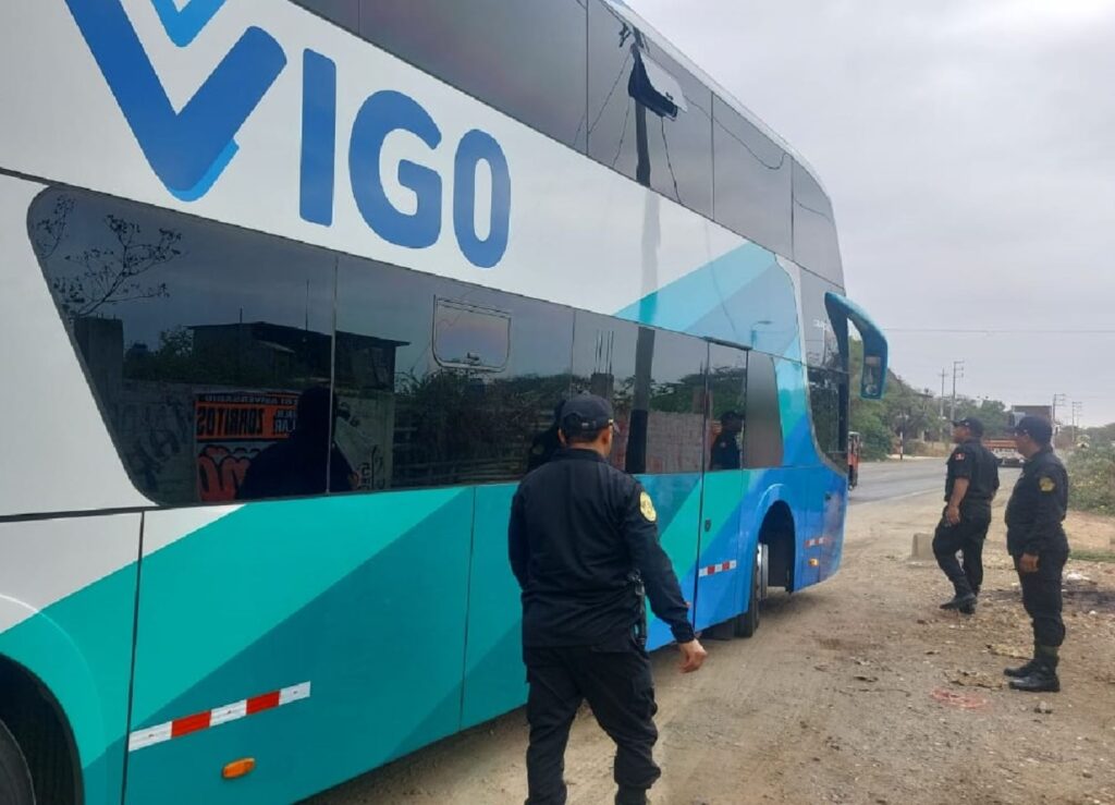 Detienen bus que transportaba extranjeros indocumentados a Perú