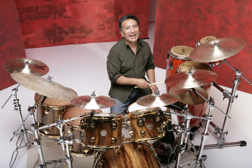 Percusionista y baterista peruano, Alex Acuña, recibió reconocimiento especial en los Latin Grammy 2023