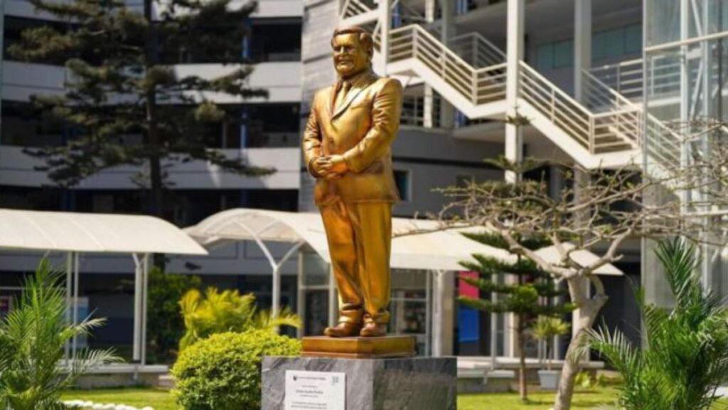 UCV retira la estatua dorada de César Acuña tras polémica generada