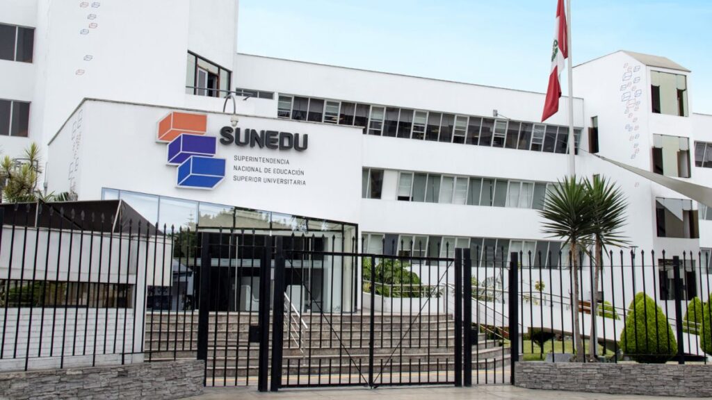 Sunedu modificó reglamento de grados y títulos para universidades, institutos y escuelas