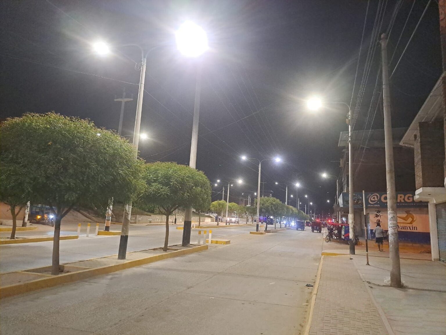 Enosa instala modernas luminarias LED en Tambogrande