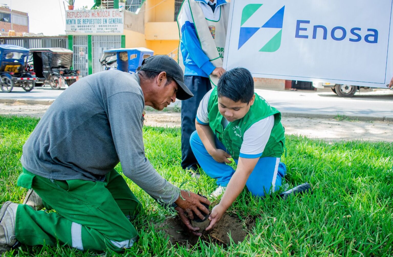 Enosa y MDVO siembran más de 100 algarrobos