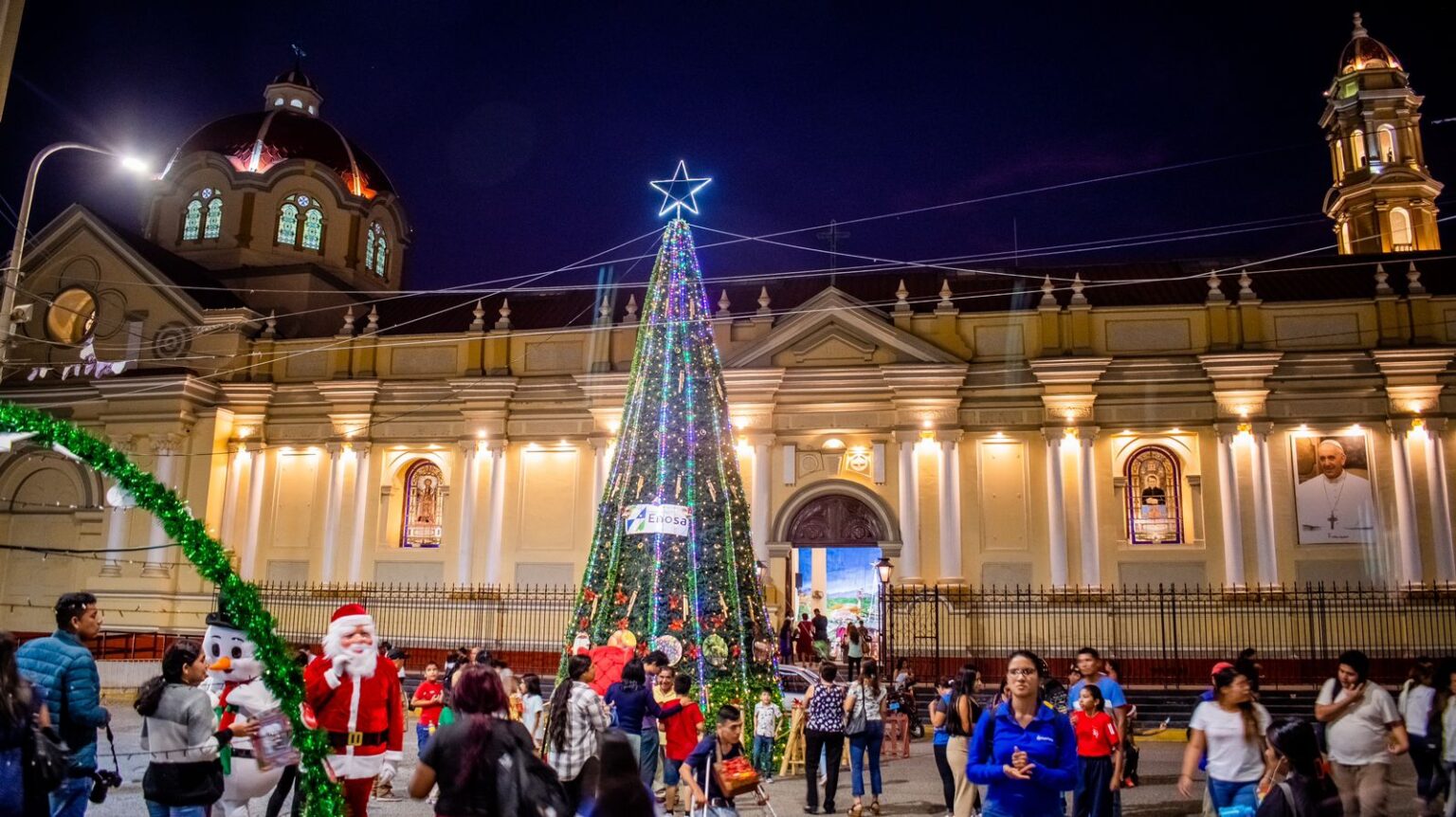 Familias alegran árbol navideño en Avenida Grau