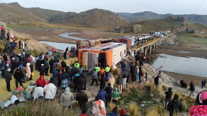 Accidente en vía Juliaca - Arequipa: choque de bus y camión dejó tres muertos y 40 heridos