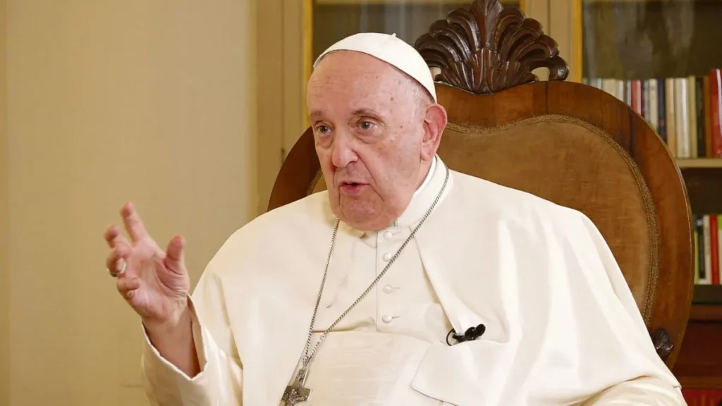 Papa Francisco: "Se escandalizan si bendigo a un homosexual, pero no si bendigo a un empresario explotador"