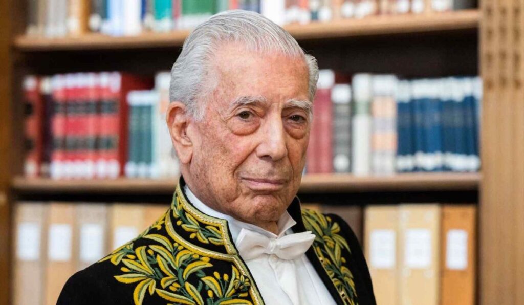 Mario Vargas Llosa recibió el premio 'Diálogo en Francia' por su trayectoria literaria junto a su traductor