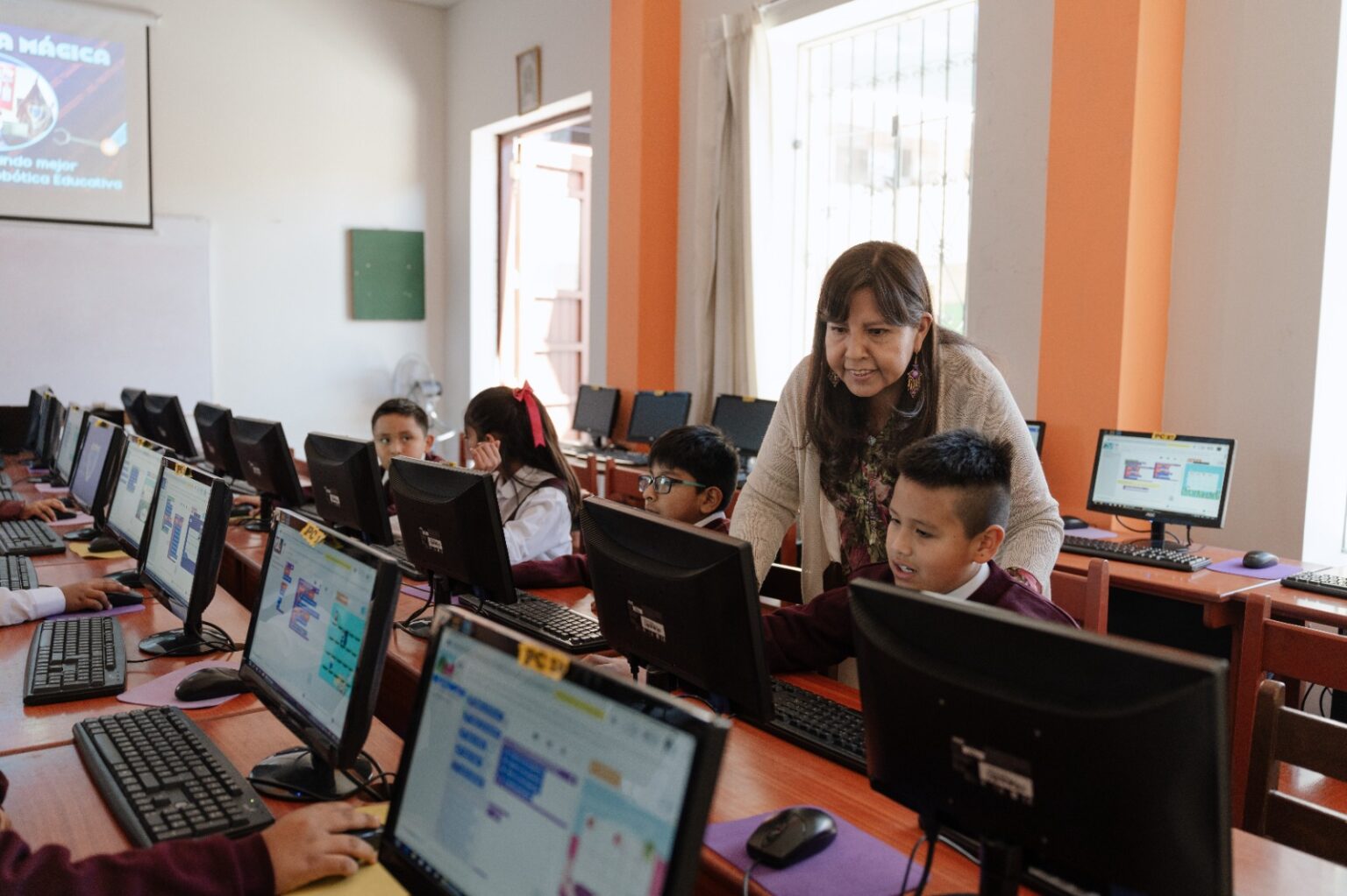 Más de 800 mil escolares, jóvenes y profesores de todas las regiones del país se beneficiarán con programas educativos