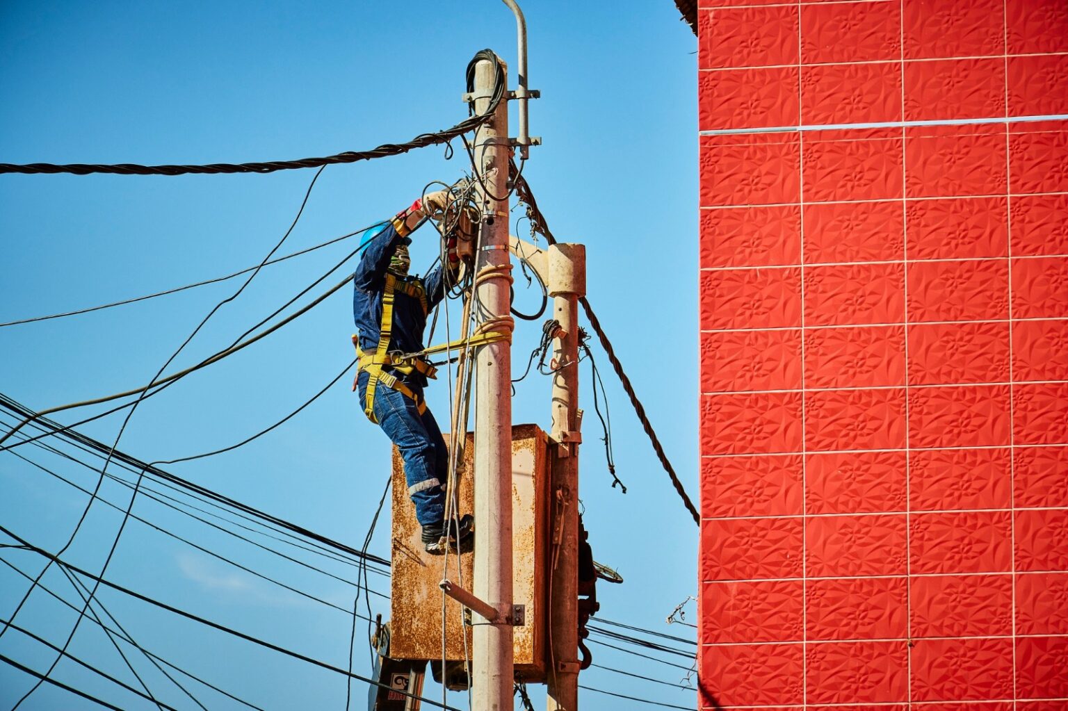 Enosa: nuevas y mejores redes eléctricas en el mercado central de Talara