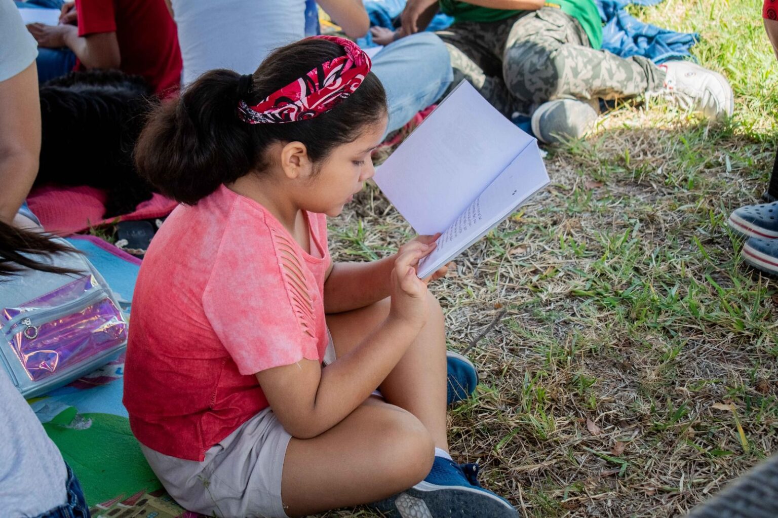 Enosa ilumina el club de lectura para niños en urbanización Santa Margarita