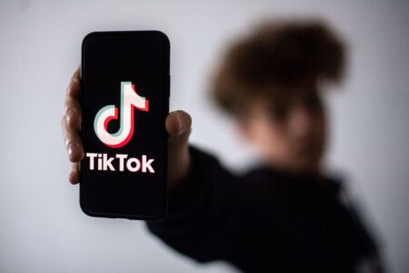 TikTok lanza chats grupales para hasta 32 personas