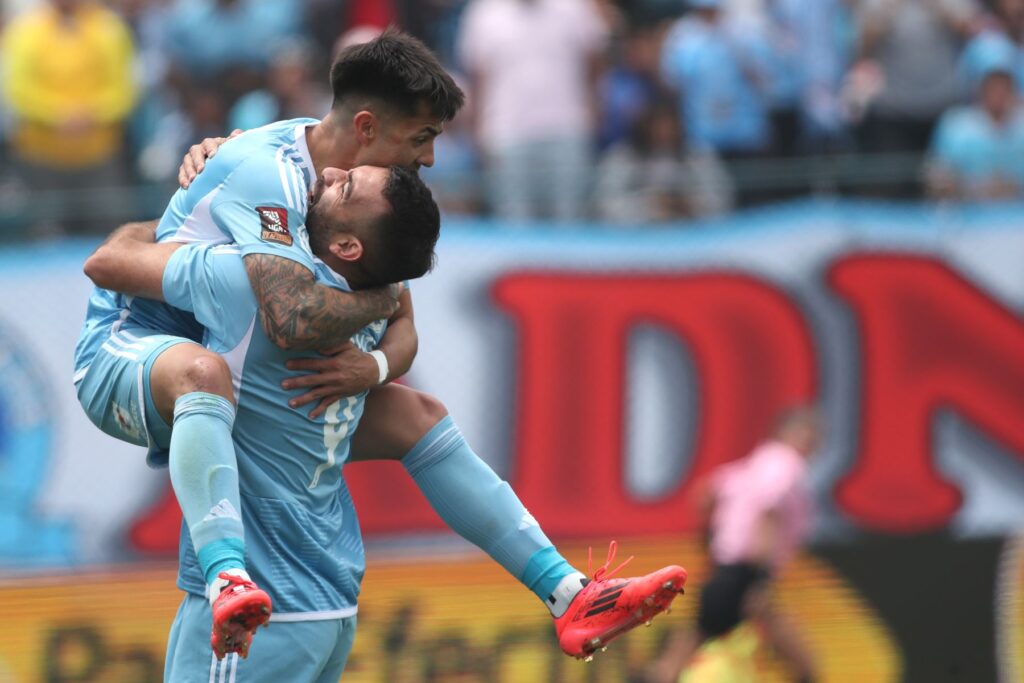 Sporting Cristal arrasa con 4-1 a César Vallejo y mantiene viva la esperanza del Clausura