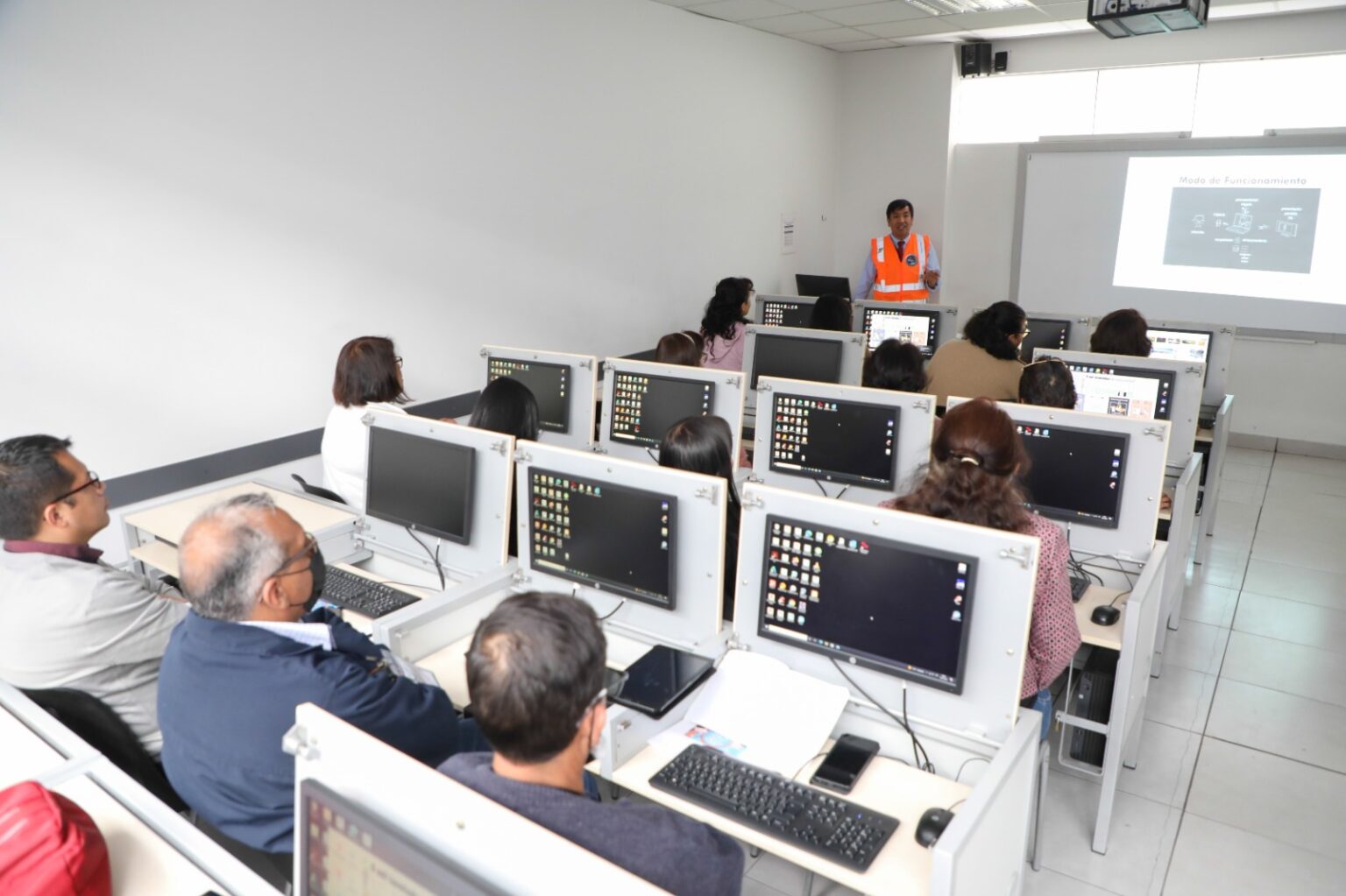 Se lanza malla de cursos digitales y gratuitos para docentes de todo el país