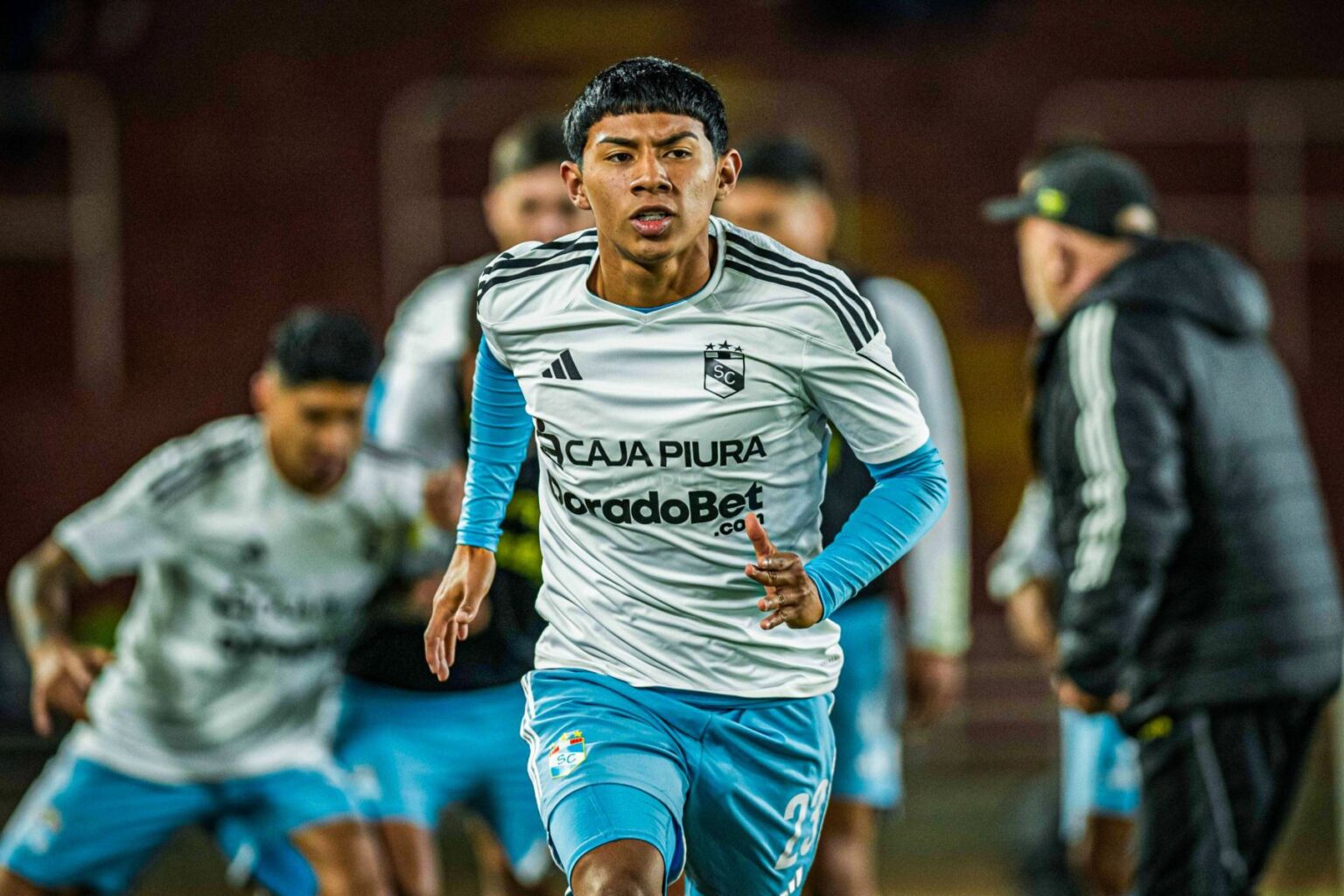 Maxloren Castro: el joven talento peruano que promete brillar en el fútbol mundial