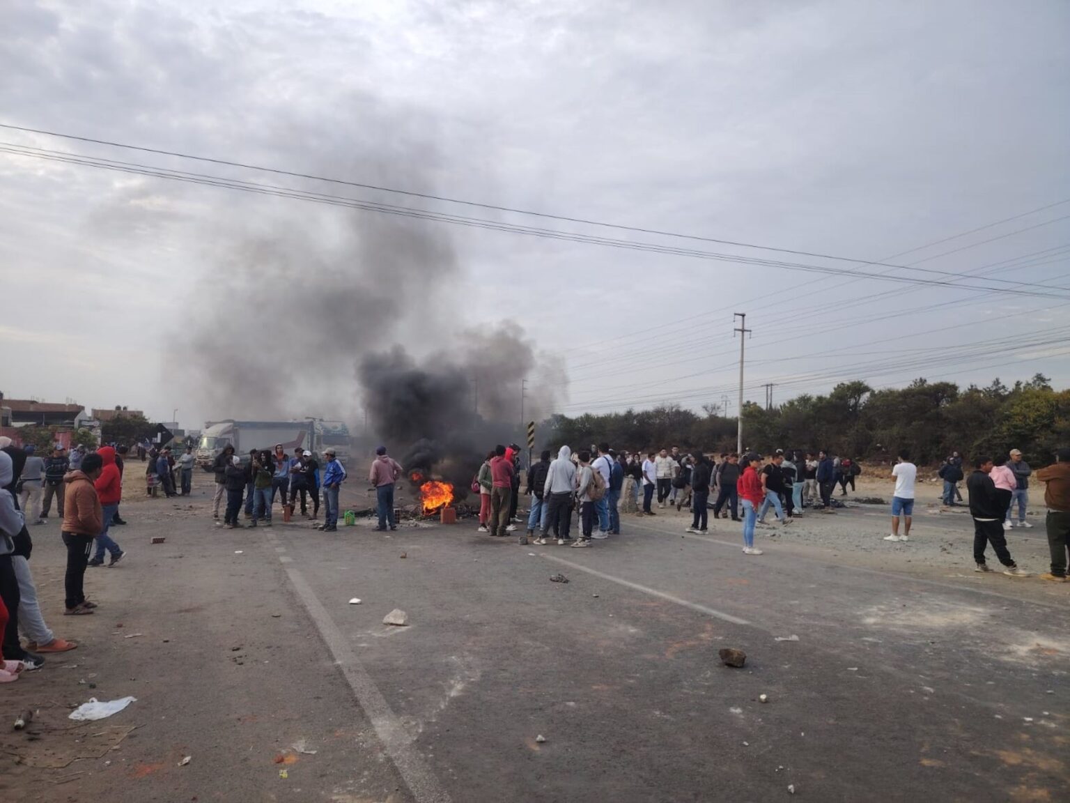 La Libertad: bloqueo en la Panamericana Norte deja cientos de vehículos varados