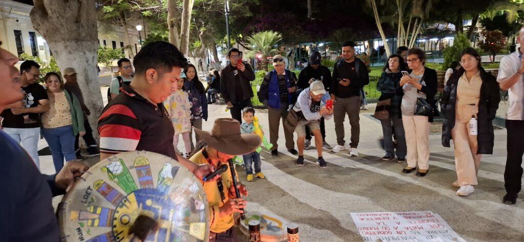 Jóvenes piuranos se movilizan en una "Vigilia por la Democracia" en el marco del Paro Nacional por la Vida