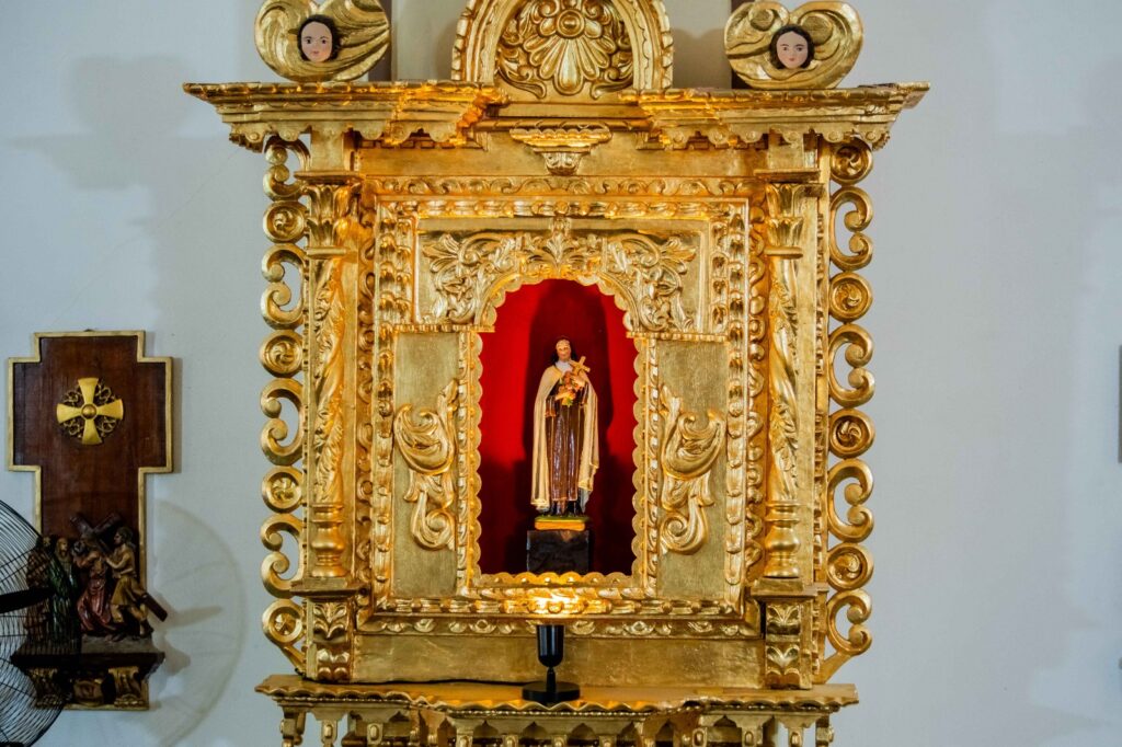 Restauran retablo del siglo XVIII en la iglesia Nuestra Señora del Carmen