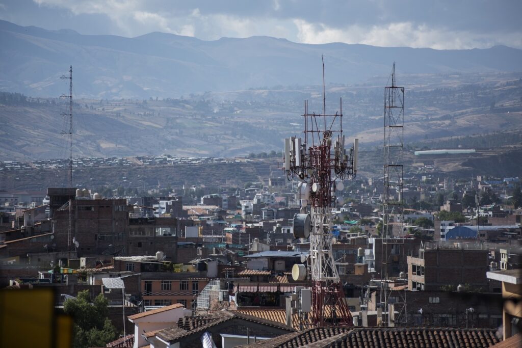 Crece la rentabilidad operativa promedio del sector telecomunicaciones peruano en el primer semestre de 2024