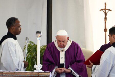 Papa Francisco reza en el Día de los Difuntos por los niños no nacidos