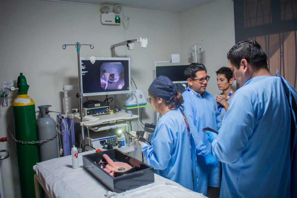 Médicos extranjeros llegan a Piura para capacitarse en endoscopía y colangioscopía