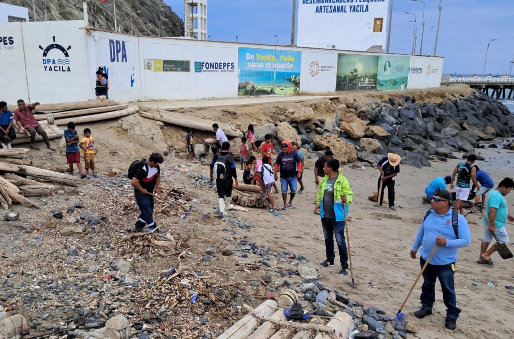 Paita realizan labores de limpieza en Yacila tras el fuerte oleaje