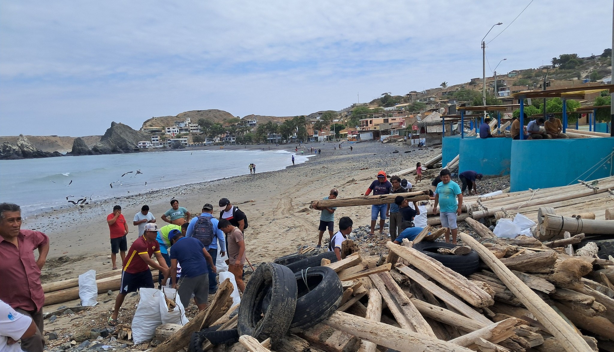 Paita: realizan labores de limpieza en Yacila tras el fuerte oleaje