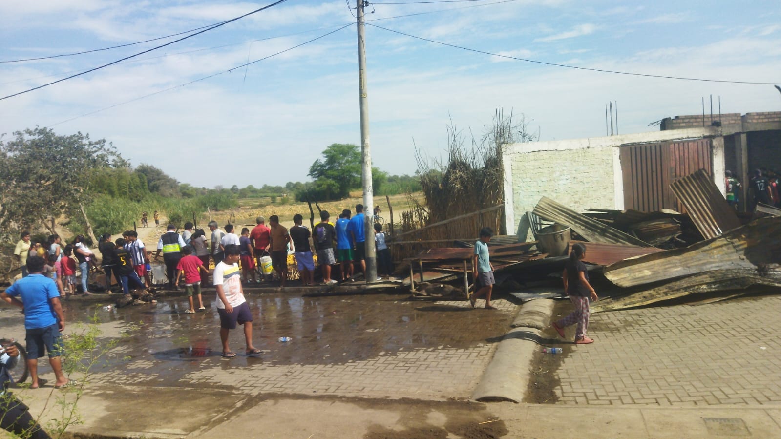 Piura voraz incendio consumió dos viviendas en el distrito de Catacaos