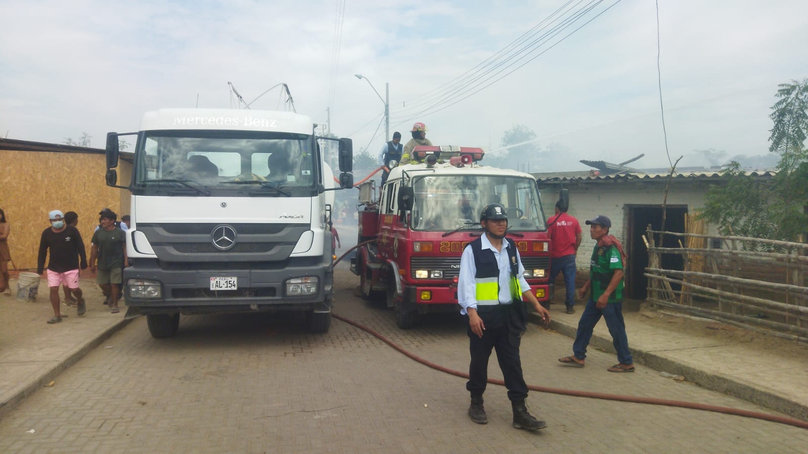 Piura voraz incendio consumió dos viviendas en el distrito de Catacaos