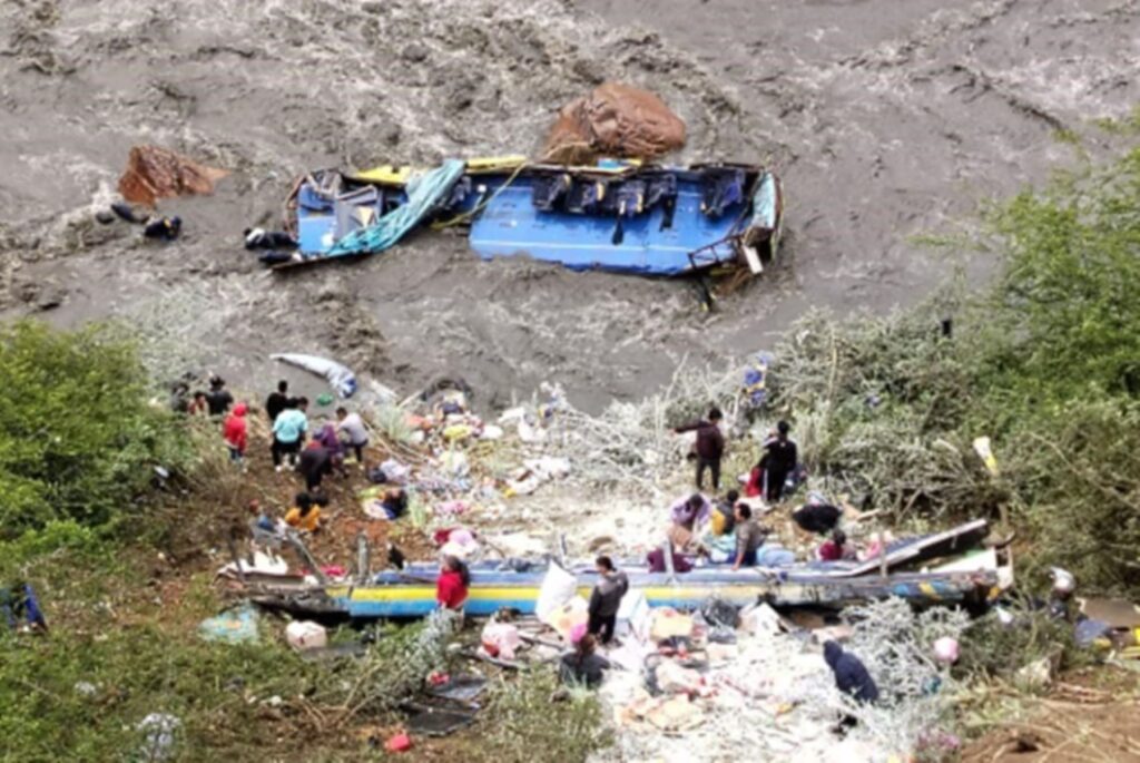 Accidente de bus en Áncash dejó muertos y heridos tras caer al río Pacosbamba