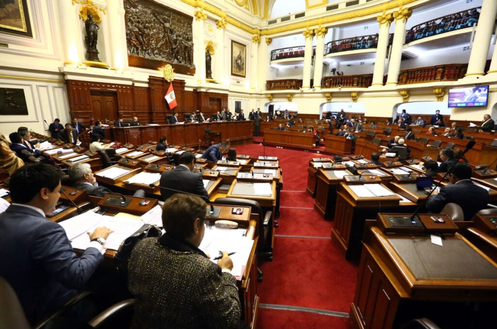 Congreso de la República prohíbe el uso de minifaldas a sus trabajadoras