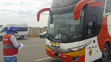 Piura intervienen y multan a vehículos por exceso de velocidad en las vías costeras de la región