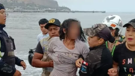 Lima: Madre en estado de ebriedad intenta ahogar a su hijo de dos años en playa Agua Dulce