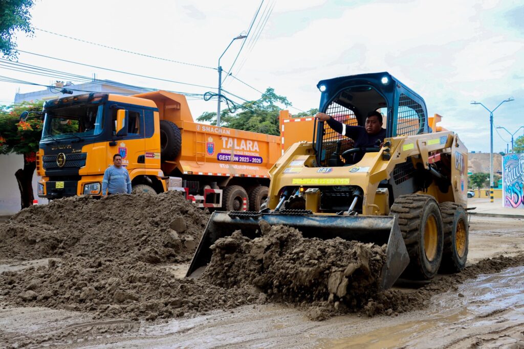 Fuerte lluvia deja a Talara con calles anegadas y colapso de desagües 