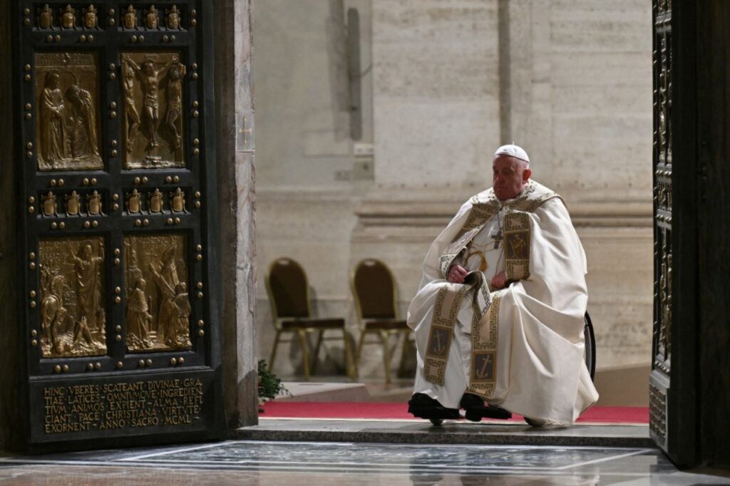 El papa Francisco reanuda fisioterapia respiratoria tras crisis de insuficiencia