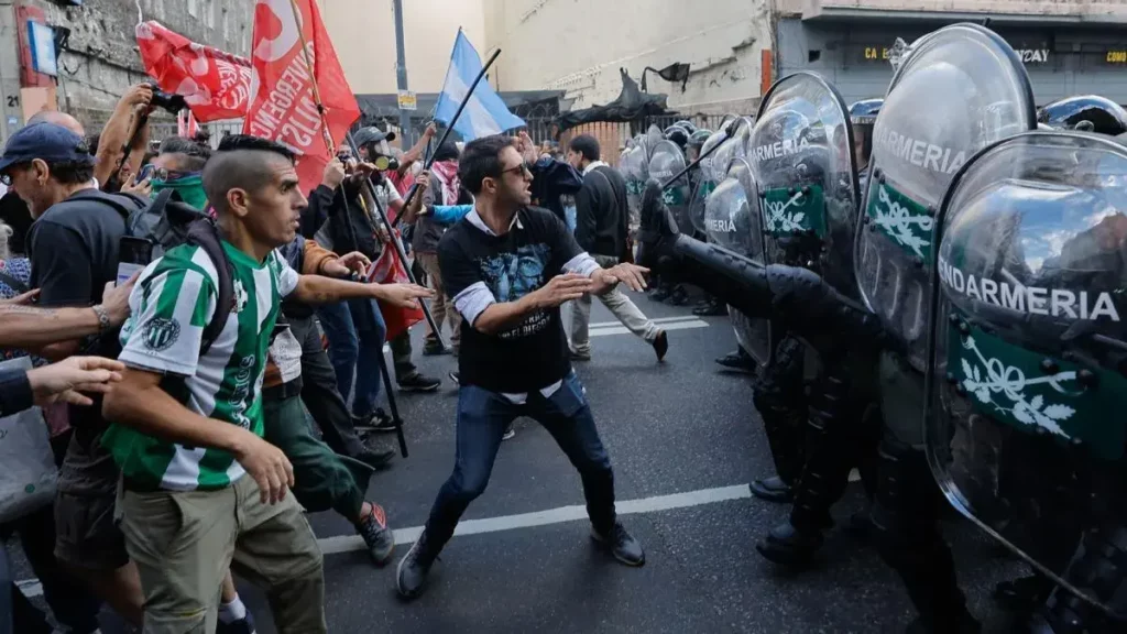 Argentina: Hinchas de fútbol y sindicatos respaldan protesta de jubilados frente al Congreso