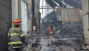 Incendio en Barrios Altos: Bomberos confinan totalmente el siniestro tras casi 100 horas de emergencia