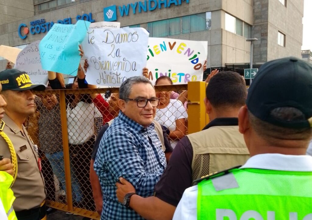 Santiváñez aterriza en Lima entre apoyo público y sombras de la investigación por abuso de autoridad