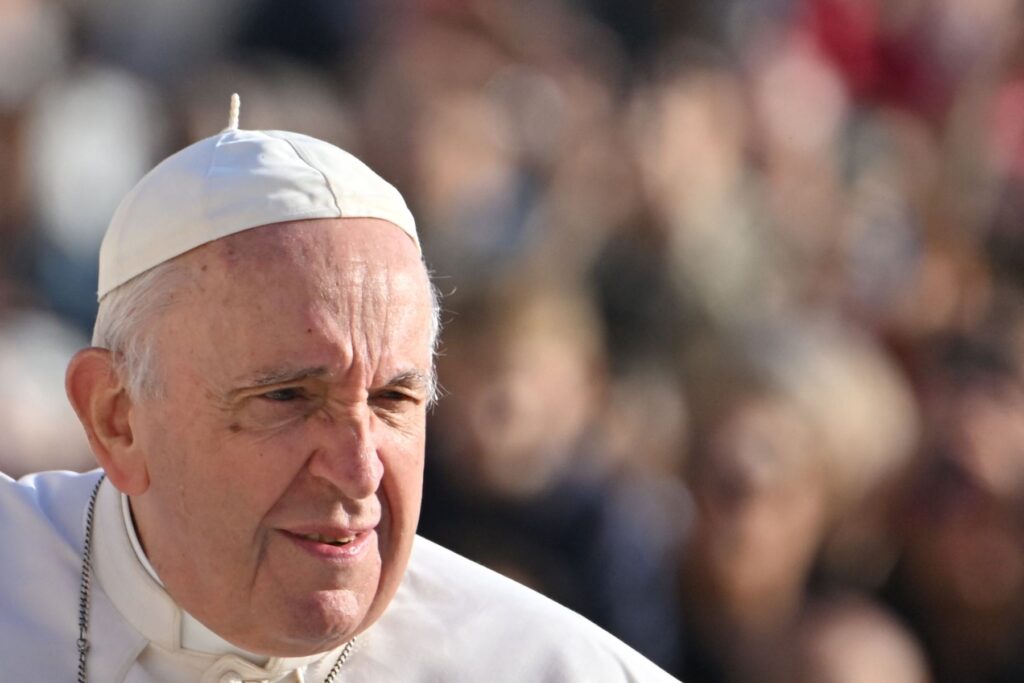 Papa Francisco alentó a los jóvenes a creer en el amor duradero en un texto póstumo