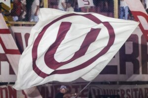 Universitario rechaza sanción de jugar sin público y pide destitución de funcionario de la FPF