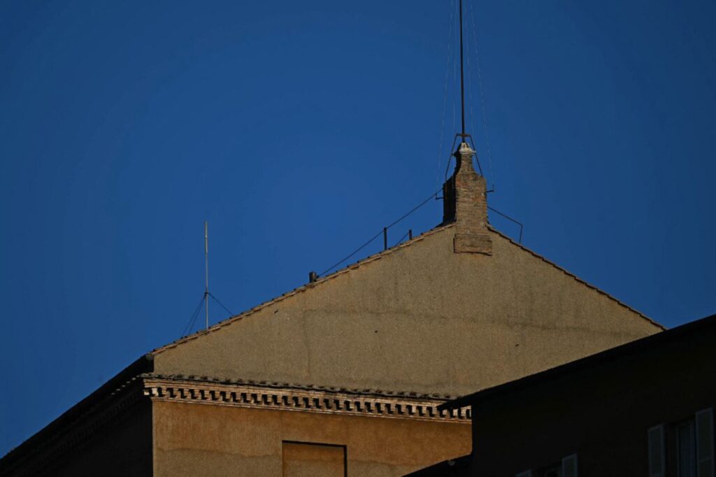 Todo listo para el cónclave: colocan chimenea en la Capilla Sixtina