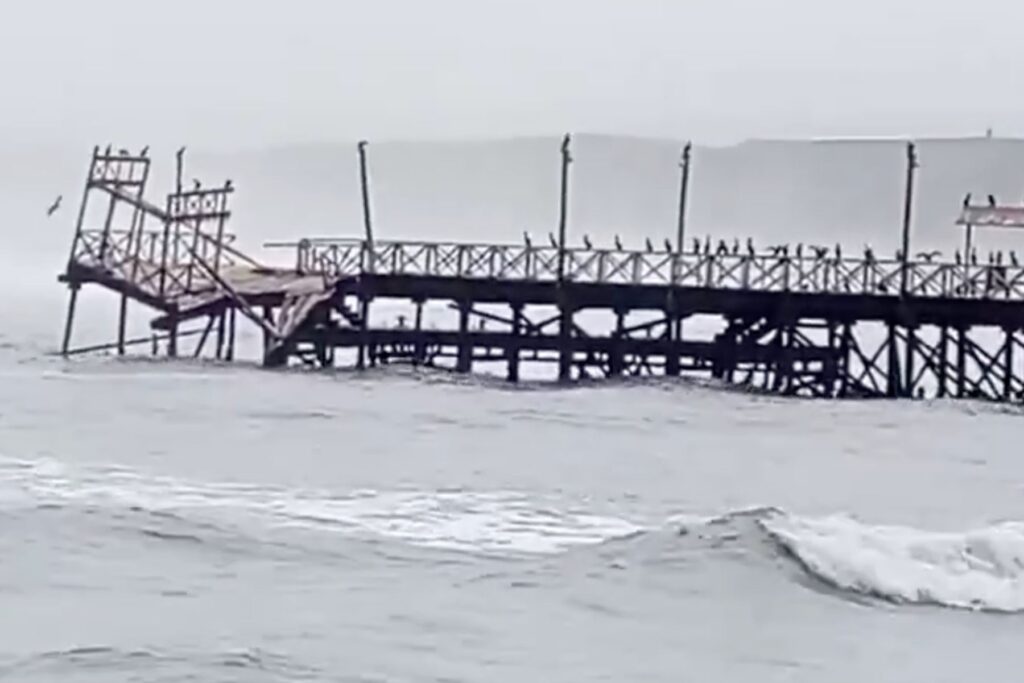 Trujillo: Colapsa parte del muelle histórico de Huanchaco