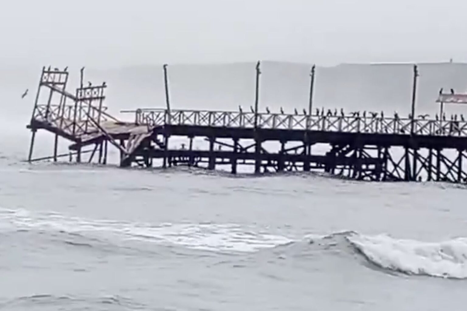 Trujillo: Colapsa parte del muelle histórico de Huanchaco