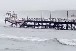 Trujillo: Colapsa parte del muelle histórico de Huanchaco