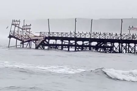 Trujillo: Colapsa parte del muelle histórico de Huanchaco