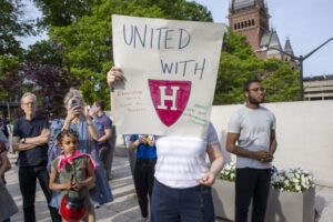 EE.UU. suspende visas estudiantiles extranjeras en medio de tensiones con Harvard