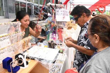 Inicia feria “Mamá Brillante” en Piura con productos de madres emprendedoras