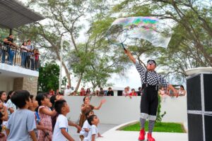Familias piuranas disfrutaron de show de magia en el parque Néstor Martos